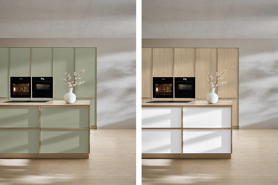 Sakura Küche mit grünen Fronten und mit weißer Front und Holz-Hochschränken.