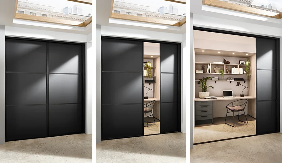 Moderne Büroräume hinter Schiebetüren, die sich von geschlossen zu geöffnet verwandeln und ein stilvolles Interieur mit Schreibtisch, Stuhl, Regalen und dekorativen Pflanzen enthüllen.