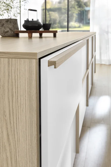 Griffleiste 315 in Eiche Como unterstreicht die minimalistische Linienführung der Sakura Designlinie.