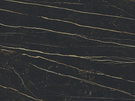 Elegante schwarze Marmorstruktur mit natürlichen Mustern und goldenen Adern, perfekt als anspruchsvoller Hintergrund für luxuriöse Designelemente oder Websites.