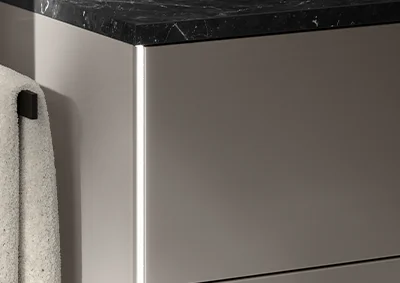 Schlichte Eleganz im Detail: LED-Wangenbeleuchtung betont das Design.