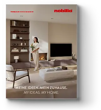 Frau in einem modernen Wohnzimmer, die Gegenstände auf einem Regal neben einem Flachbildfernseher arrangiert, mit dem Text-Overlay: "MEINE IDEEN. MEIN ZUHAUSE."