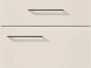 Zwei schlanke, moderne Schubladengriffe an einer minimalistischen beigen Schrankfront angebracht, die ein einfaches und sauberes Designästhetik darstellen.