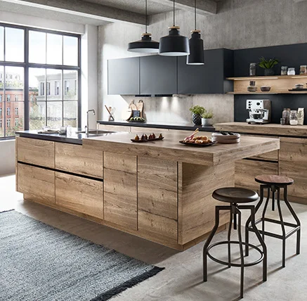 Moderne Küche mit Front STRUCTURA 402 in Eiche Havanna Nachbildung und überstehender Arbeitsplatte, rustikale Holzoptik kombiniert mit klaren Linien und schwarzer Wandgestaltung, Lichteinfall durch großzügige Fenster.