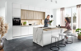 Küche SENSO 488 in Weiß Premium Matt mit AFP-Fronten, Kücheninsel und Hochschrank mit Backofen