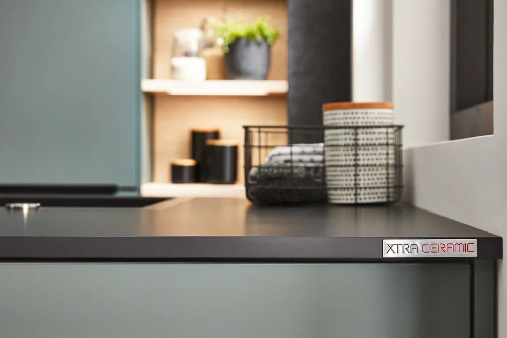 Die Xtra Ceramic Arbeitsplatte 790 Plain Black in Kombination mit der ultramatten mineralgrünen Easytouch 964.