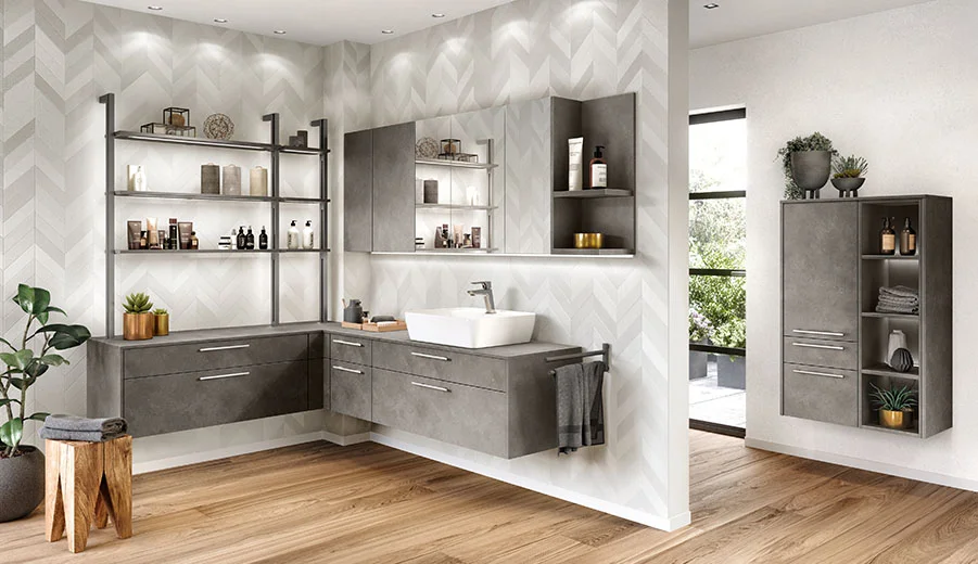 Modernes Badezimmerinterieur mit geometrisch gemusterten Wänden, einem eleganten Waschtisch und Regalen, die mit Handtüchern und Toilettenartikeln gefüllt sind; natürliches Licht ergänzt das stilvolle Design.