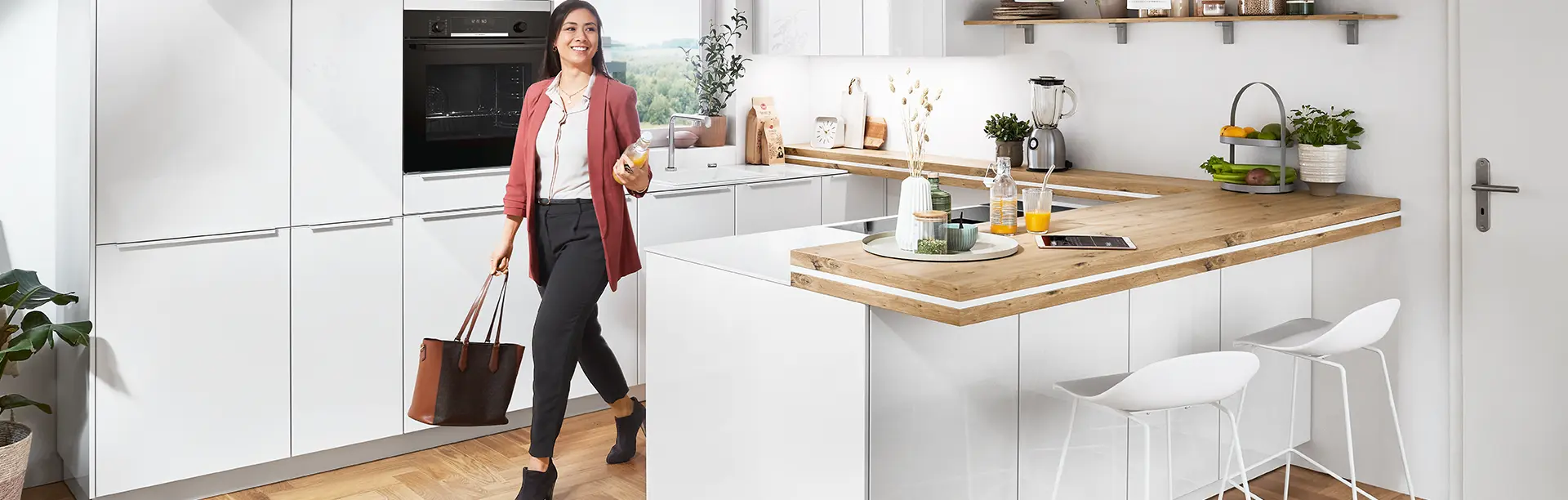 Die Front Novalux 516 in glänzendem Weiß verleiht dieser Küche ein besonders elegantes und freundliches Ambiente. Die helle Arbeitsplatte in Holzoptik bringt Wärme in den Raum und sorgt für eine wohnliche Atmosphäre mit natürlichem Flair. Ideal für alle, die modernes Design mit Gemütlichkeit verbinden möchten.
