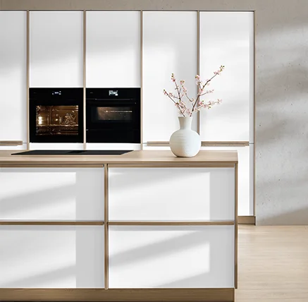 Sakura Detailansicht – moderne Eleganz im Japandi Stil mit klaren Linien und warmen Holzakzenten.
