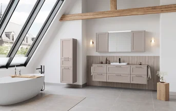 Bad mit FRAME 619 in Lacklaminat Macchiato - harmonisches Landhausdesign mit viel Stauraum.