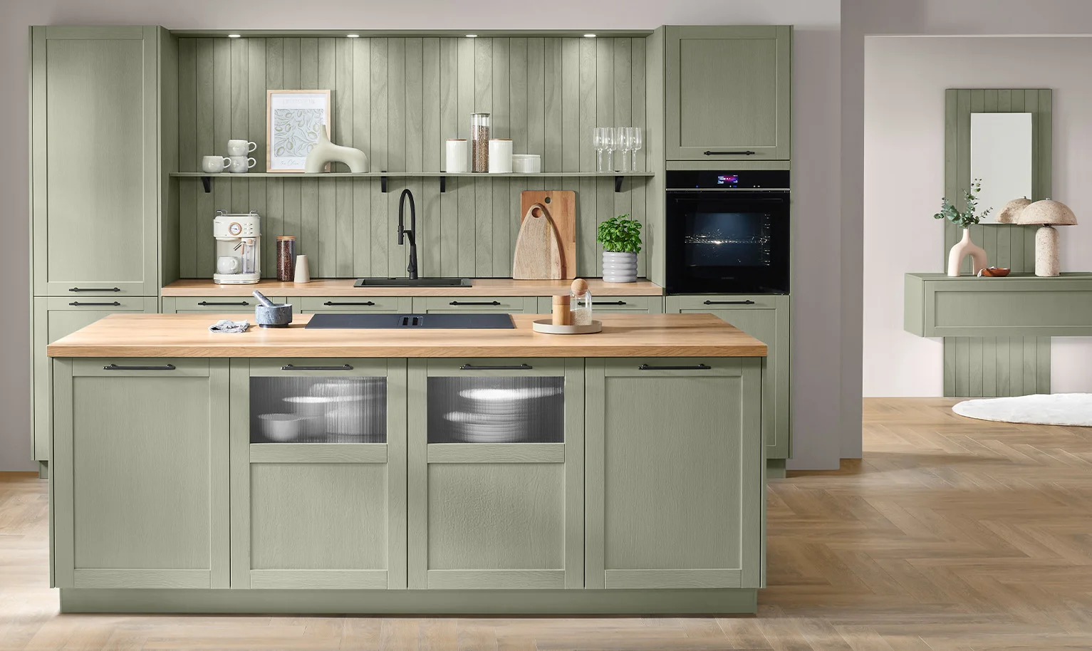 Moderne Landhausküche in Olive mit Rahmenfronten und natürlichem Charme.