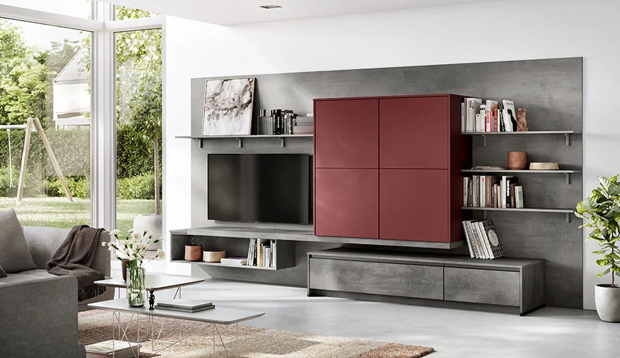 Modernes Wohnzimmerinterieur mit einem eleganten TV-Ständer, rotem Schrank, Bücherregalen und einer Glaswand, die einen Blick auf einen üppigen Garten bietet.