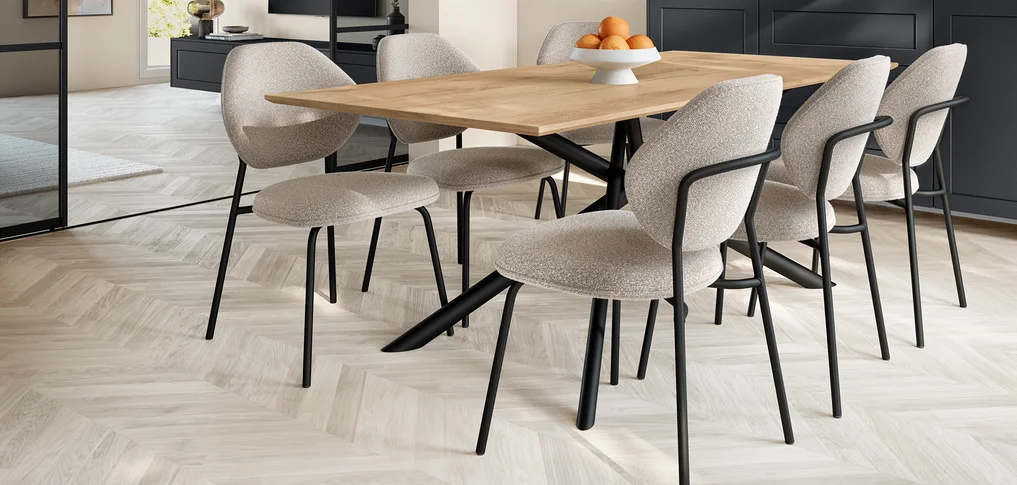 Essbereich mit Stuhl MOVE – modernes Design, filigrane Metallgestelle und hoher Sitzkomfort für stilvolles Wohnen und entspanntes Essen.