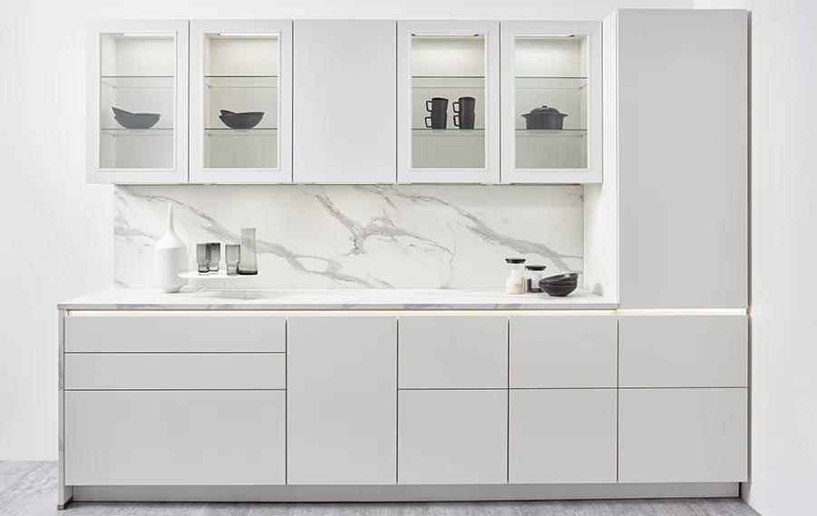 LINE One Küche in modernem Design mit klarer Linienführung und grifflosem Frontbild - perfekt für einen minimalistischen Look.