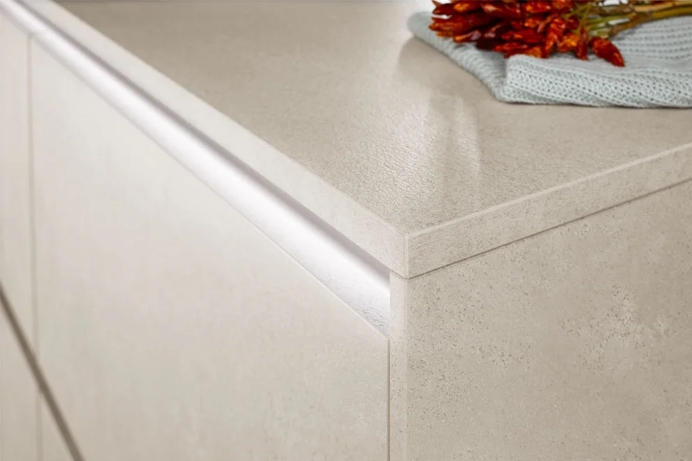 Die Xtra Ceramic Arbeitsplatte 798 Beton Sand Nachbildung in Kombination mit der Riva Beton Sand Nachbildung 842.