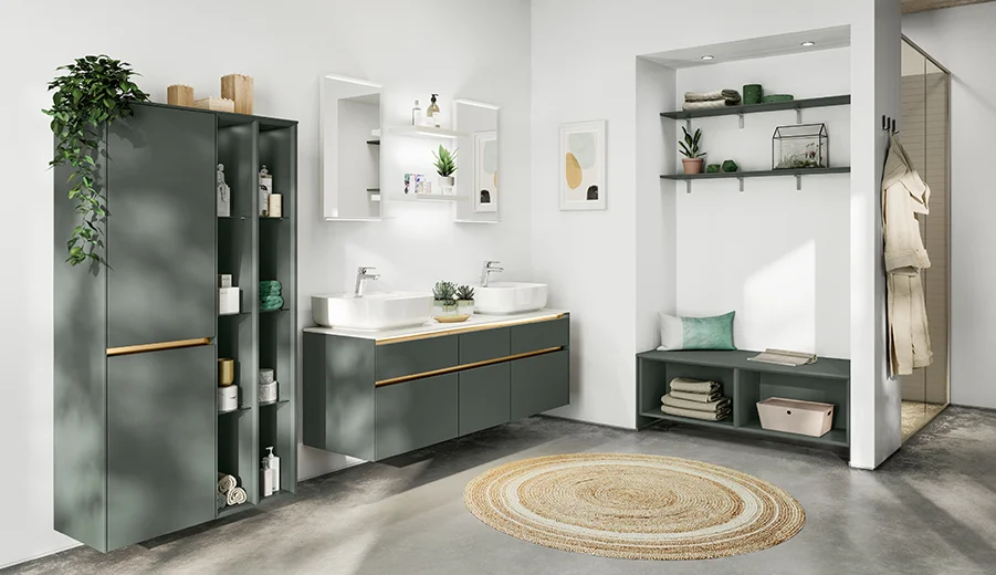 Minimalistisches Badezimmer-Interieur mit Doppelwaschtischen, Spiegelschränken und einer neutralen Farbpalette, ergänzt durch grüne Schränke und natürliche Holzakzente.