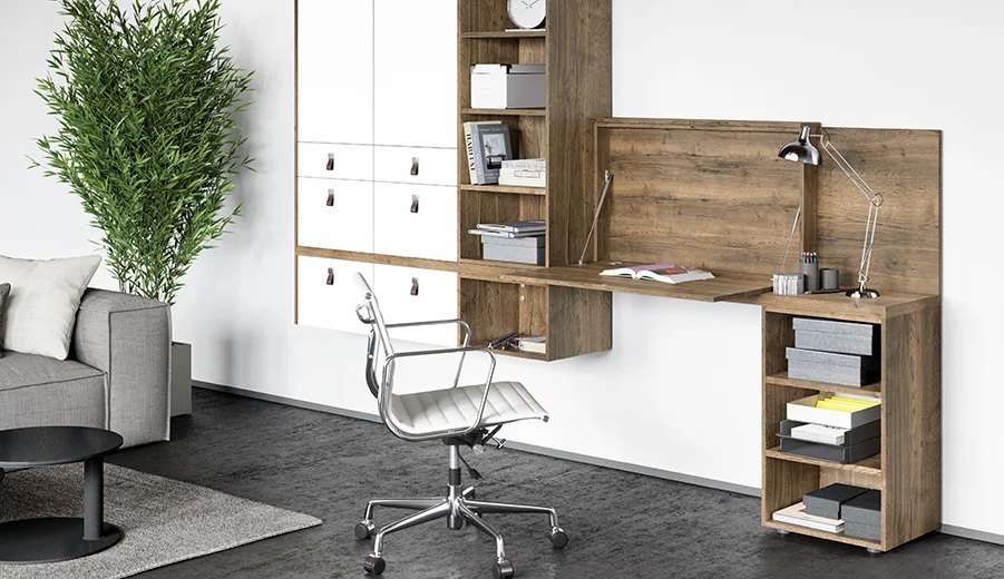 Zeitgemäßes Homeoffice mit einem Holzschreibtisch, Regalen, einem Chrom-Drehstuhl und dekorativen Pflanzen, das ein minimalistisches und modernes Arbeitsplatzdesign präsentiert.