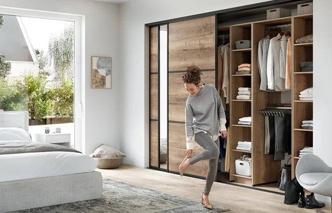 Eine elegante Lösung Ihren Kleiderschrank zu verstecken sind unsere Schiebtüren.