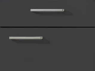 Minimalistische schwarze Küchenschubladen mit eleganten silbernen Griffen, die ein modernes und sauberes Designästhetik zeigen.