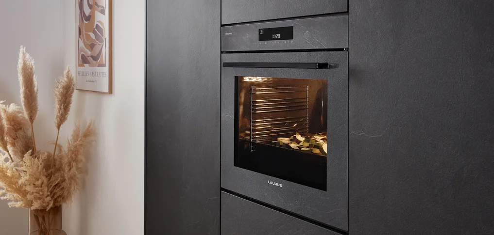 Laurus Backofen elegant integriert in nobilia Küche mit Front Stoneart 303 in Grauschiefer Nachbildung farblich abgestimmt für ein modernes harmonisches Küchendesign