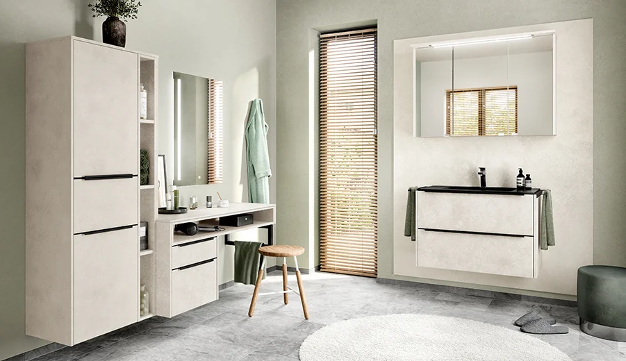 Zeitgemäßes Badezimmer mit einer neutralen Farbpalette, ausgestattet mit einem Waschtisch, Schränken und natürlichem Licht von einem Fenster mit Jalousien.