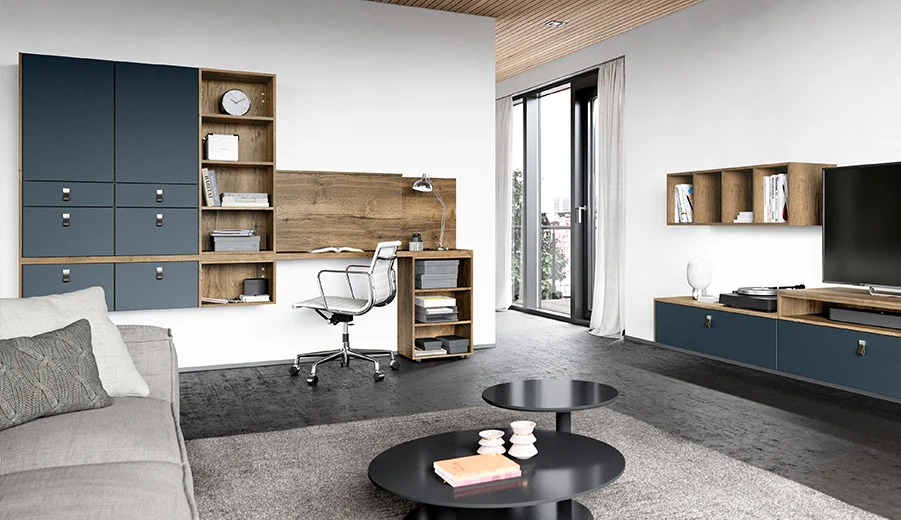 Modernes minimalistisches Wohnzimmer mit stilvollem modularem Regalsystem, einem schlanken Arbeitstisch und gemütlicher Sitzgelegenheit, das zeitgenössisches Design und Funktionalität präsentiert.