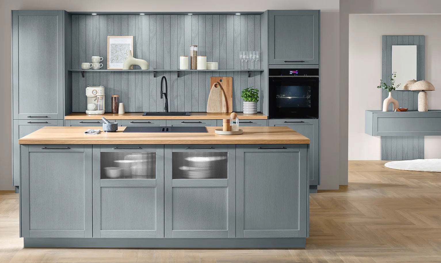 Zeitloses Landhausdesign in Steinblau mit natürlicher Holzstruktur - stilvoll und funktional.