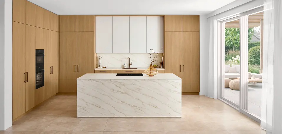 Küche mit Insel und Arbeitsplatte 324 in Marmor Carrara Bronze Nachbildung sowie Front 425 in Eiche Faro Nachbildung