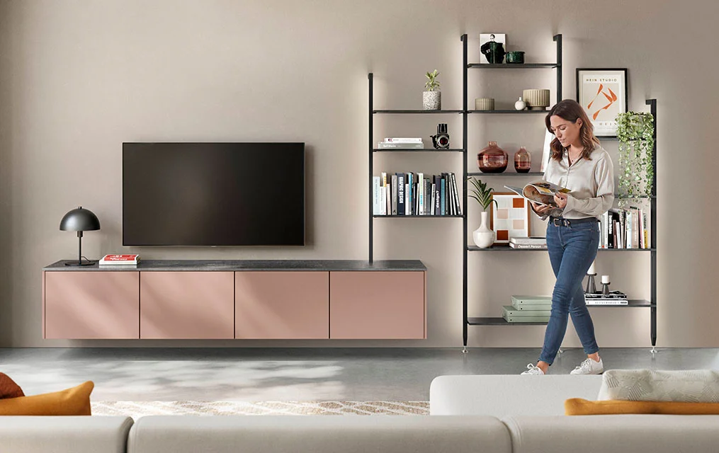 Wohnzimmer mit schwebendem Lowboard SENSO 492 in Koralle, Antifingerprint-Fronten und offenem Wandregal