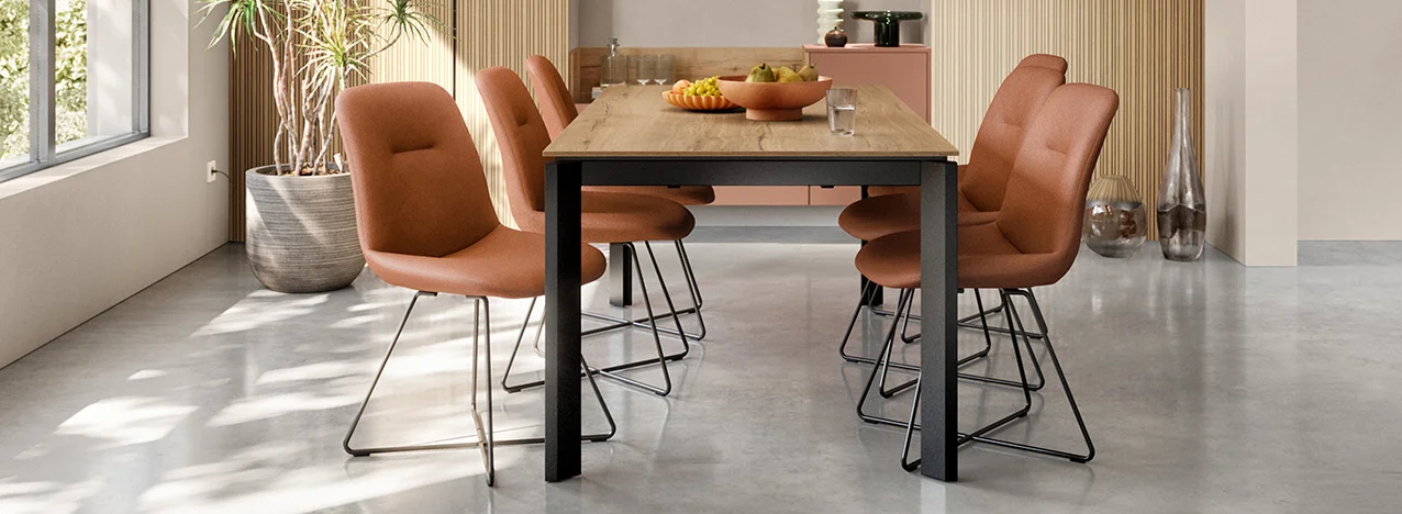 Der passende Esstisch mit perfekt abgestimmten Stühlen rundet das ganzheitliche Wohndesign harmonisch ab. So entsteht ein wohnlicher Mittelpunkt für gemeinsame Stunden mit Familie und Freunden.