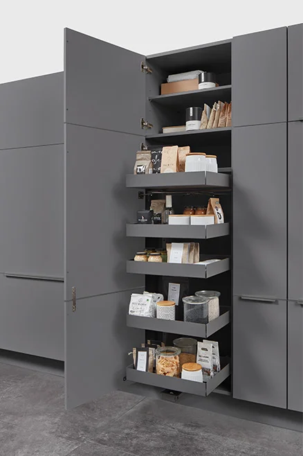 Hochschrank mit Cargo Auszügen für komfortable Vorratshaltung. Die voll ausziehbaren Tablare bieten optimalen Zugriff auf Lebensmittel und Küchenvorräte – ideal für strukturierte Organisation und maximale Übersicht im modernen Küchenalltag.
