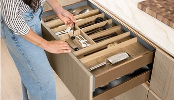 Schubkastensystem mit Echtholzeinsatz in Structura 406: Flexible Besteckeinteilung trifft auf modernes Küchendesign.