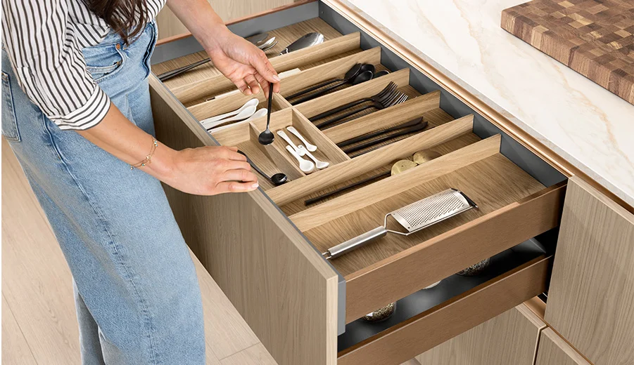 Schubkastensystem mit Echtholzeinsatz in Structura 406: Flexible Besteckeinteilung trifft auf modernes Küchendesign.