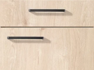 Moderne minimalistische Schubladenfronten in Kombination mit schlanken schwarzen Griffen auf einer hellen Holzmaserungstextur verkörpern zeitgenössische Eleganz und Funktionalität.