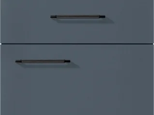 Elegante Metallschubladengriffe auf einem zweifarbigen blauen Hintergrund, die ein minimalistisches und modernes Design für zeitgenössische Möbel präsentieren.
