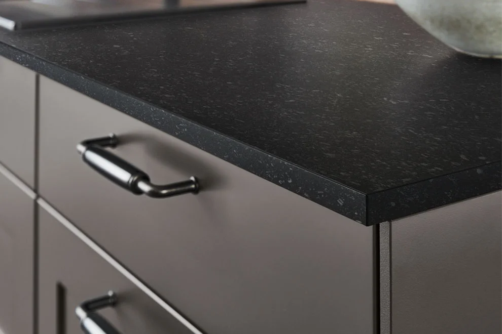 Die Xtra Ceramic Arbeitsplatte 792 Belgian Blue Stone Nachbildung in Kombination mit der ultramatten schiefergrau Nordic 786.