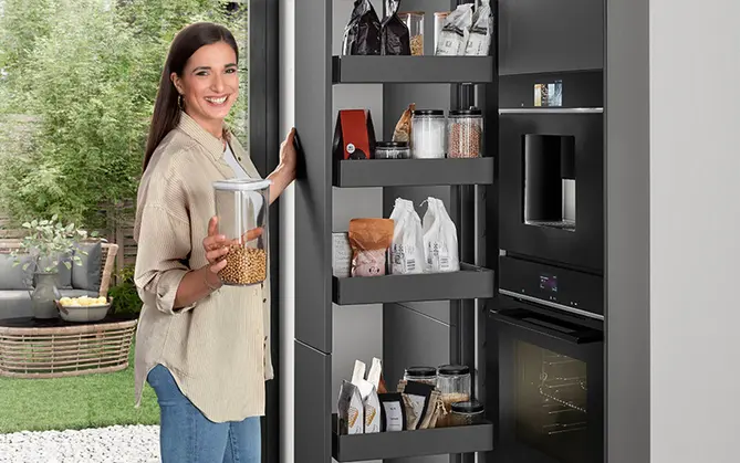 Der Kühlschrank zeigt verschiedene Lebensmittel und Produkte in stilvollen Behältern.