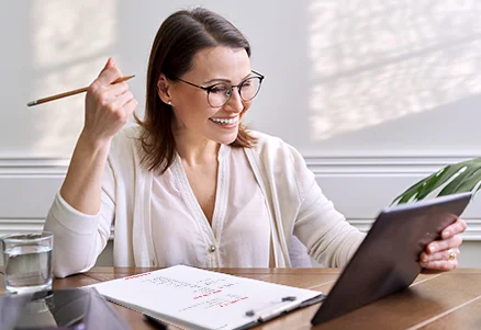 Frau die einen kostenlosen online Küchenplaner am Laptop verwendet.