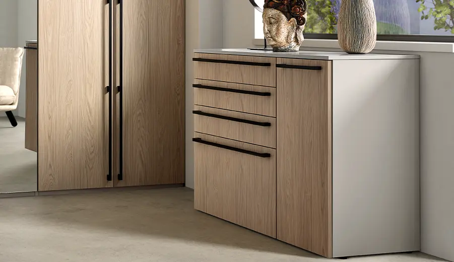 Moderne Kommode in Vollansicht als stilvolles Beimöbel für das Schlafzimmer