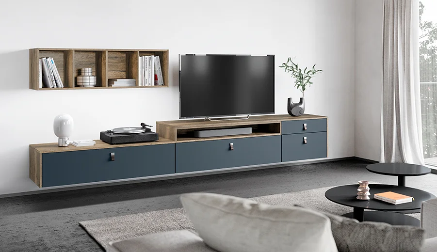 Modernes Wohnzimmerinterieur mit einer eleganten Unterhaltungseinheit mit einem Fernseher, umgeben von minimalistischen Möbeln und ergänzt durch eine dezente Farbpalette.