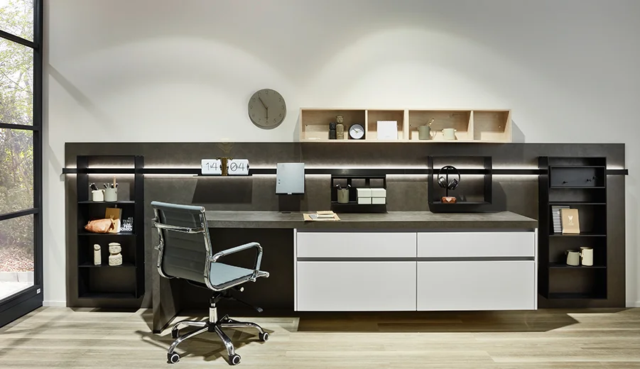 Modernes Homeoffice mit elegantem schwarz-weißem Schreibtisch, ergonomischem Stuhl, eingebauten Regalen und einer minimalistischen Uhr, eingebettet in neutrale Töne für eine professionelle Atmosphäre.