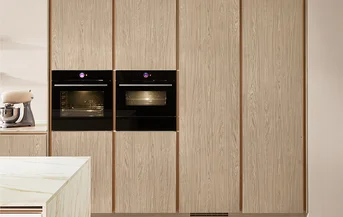 Structura 406 bietet elegante Holzoptik und clevere Stauraumlösungen – ideal für kleine Küchen mit großem Anspruch.