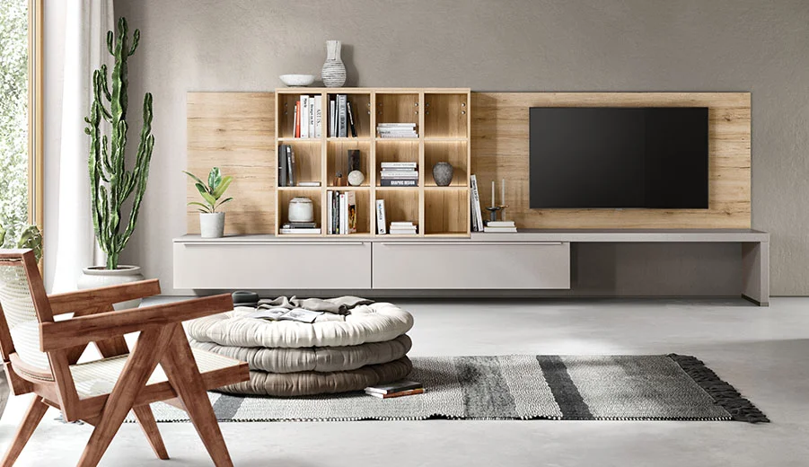 Zeitgemäßes Wohnzimmer mit einem schlanken Holzunterhaltungseinheit, minimalistischen Möbeln und dekorativen Pflanzen, die ein modernes und gemütliches Innendesign präsentieren.