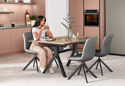 Moderner Essplatz mit komfortablen Drehstühlen und Vierfußtisch – stilvolle Kombination für entspanntes Sitzen und wohnliche Atmosphäre.
