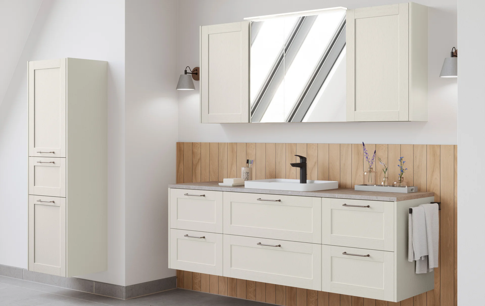 Badmöbel im Landhausstil in Creme mit Spiegelschrank und Holzrückwand.