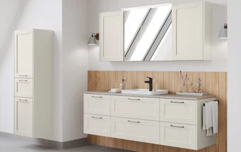 Badmöbel im Landhausstil in Creme mit Spiegelschrank und Holzrückwand.