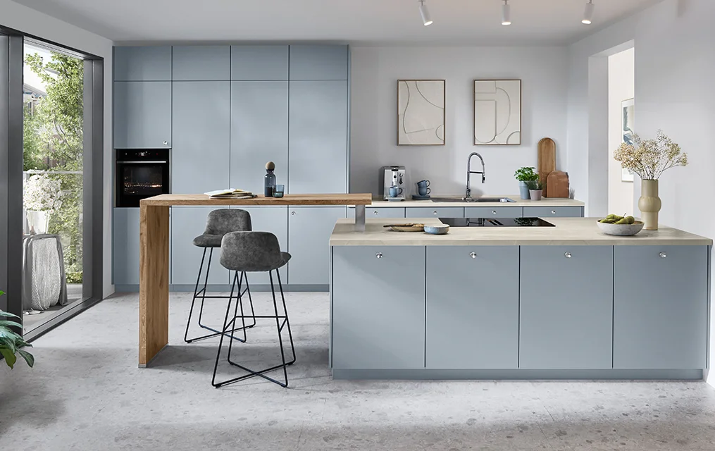 Küche SENSO 485 in Sky (Hellblau) mit Antifingerprint Fronten, Kücheninsel, Theke und Hochschränken mit Backofen